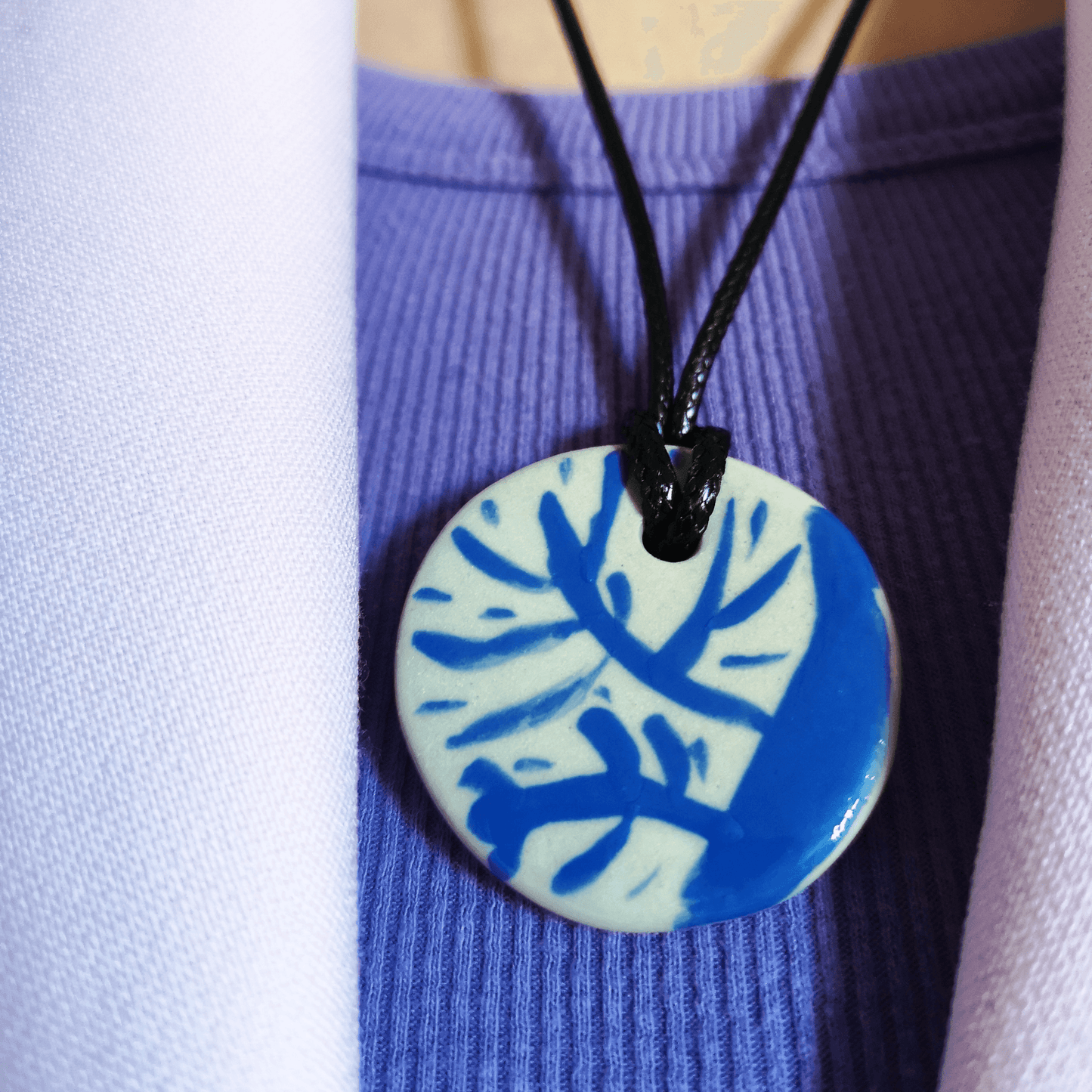 Collier medaille branch blanc bleu nature