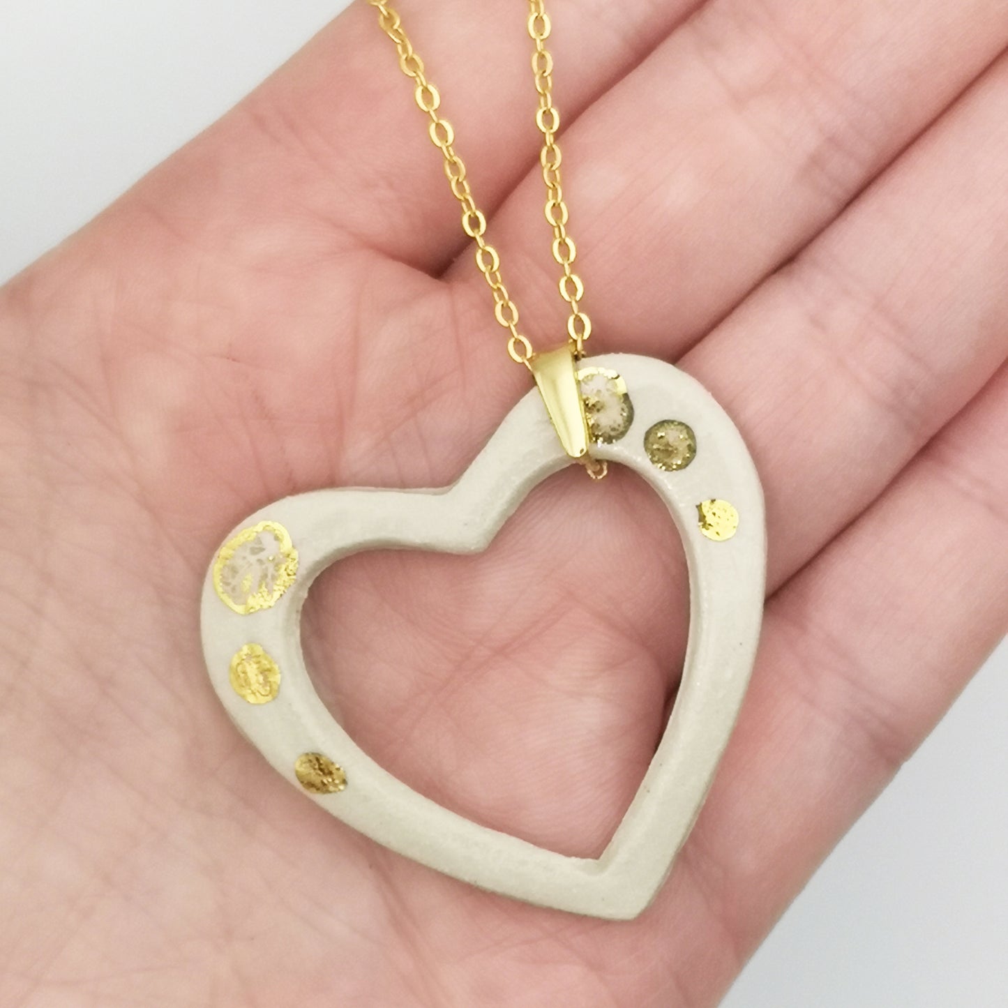 Collier coeur blanc or vide ceramique chaine or corinne ceramique aix en provence artisanat d'exception luxe cadeau pour femme