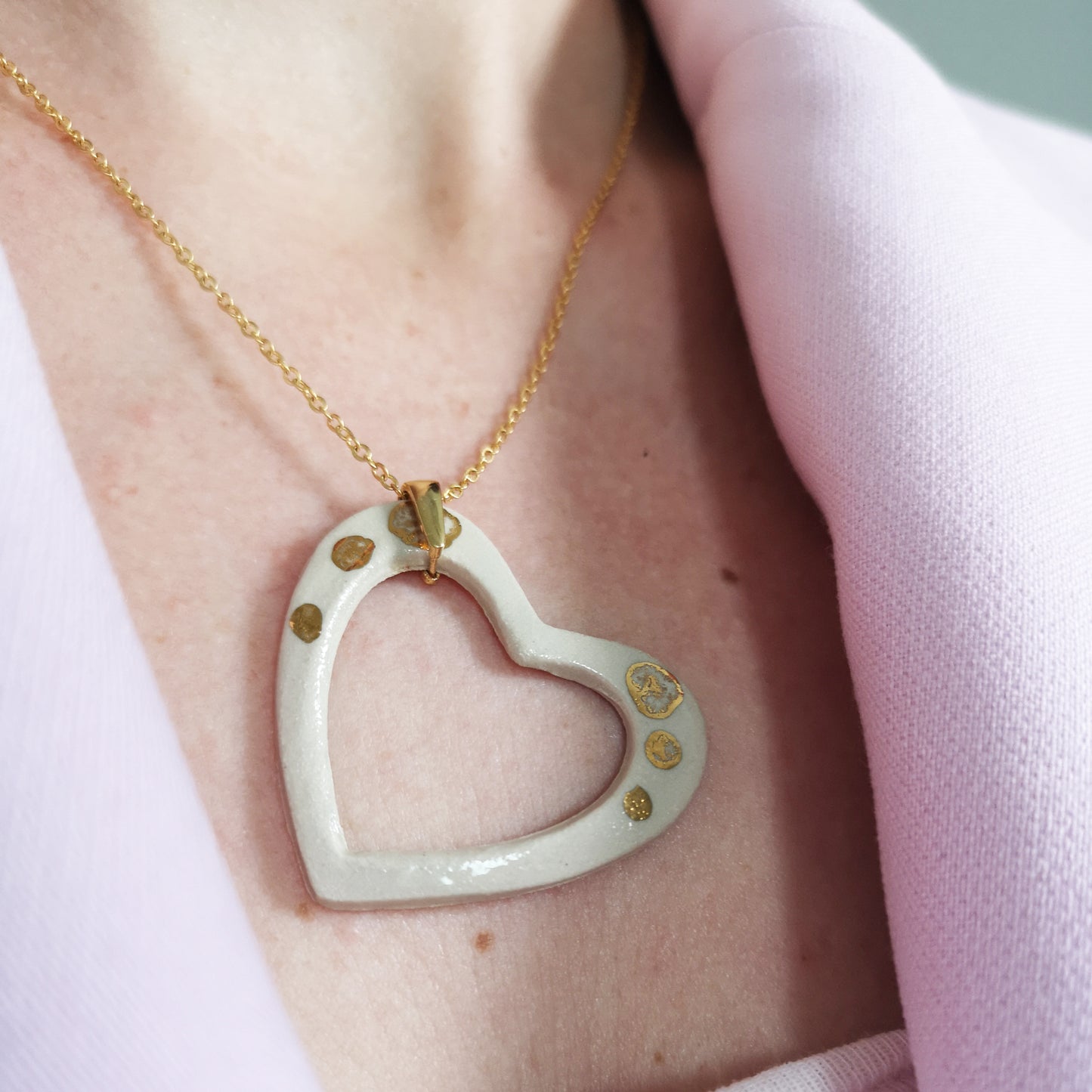Collier coeur blanc or vide ceramique chaine or corinne ceramique aix en provence pour une femme
