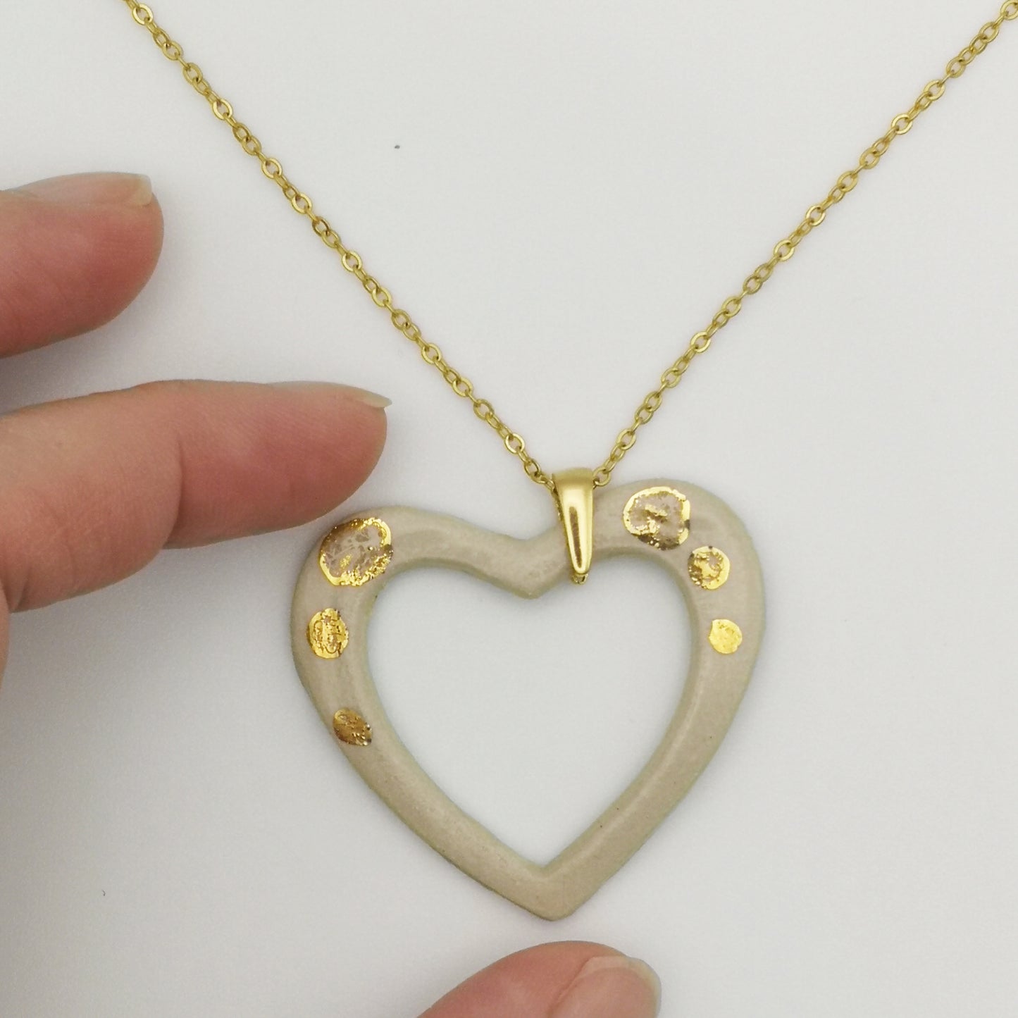 Collier coeur blanc or vide ceramique chaine or corinne ceramique aix en provence pour femme