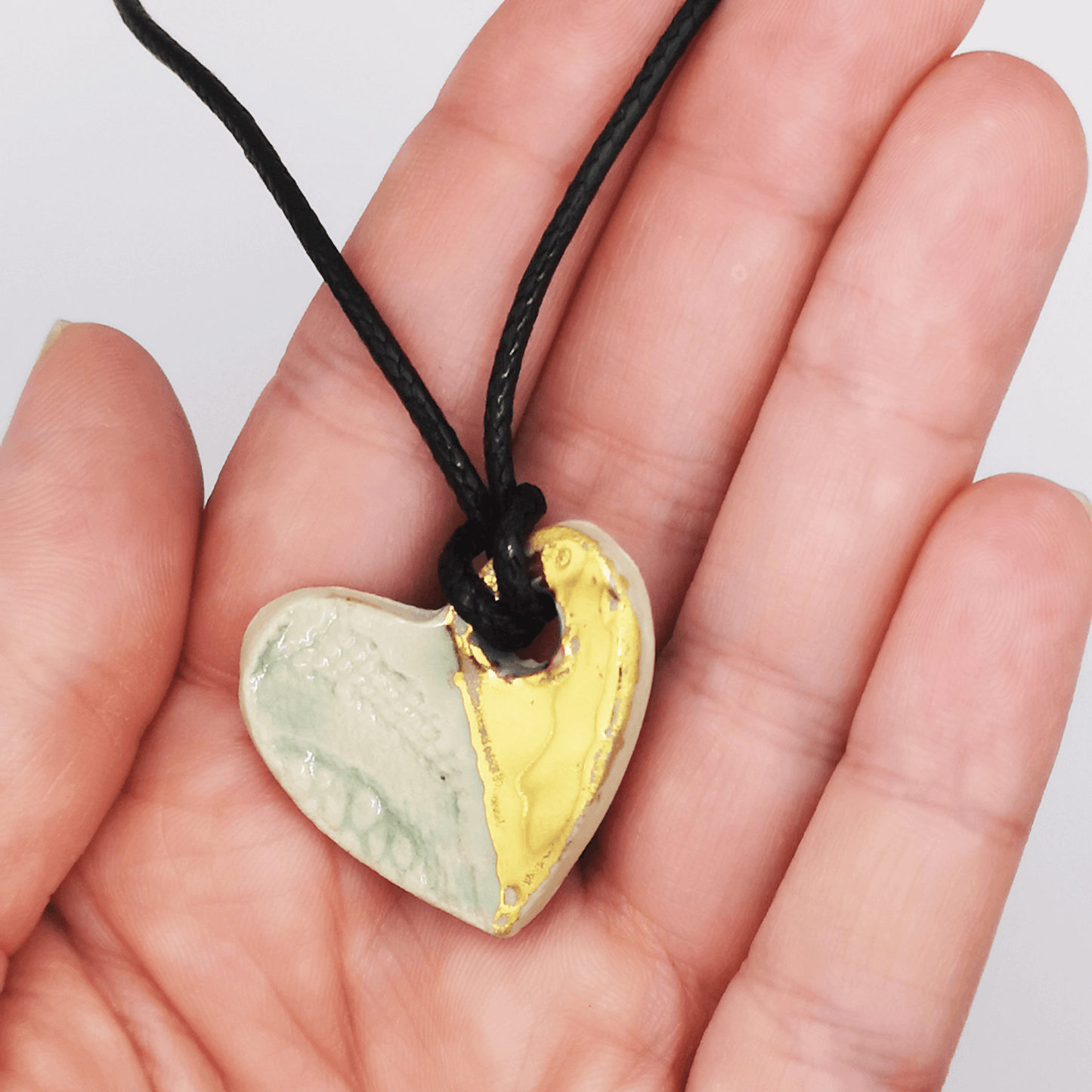 Collier coeur cordon cuir vert pour femme Corinne Ceramique