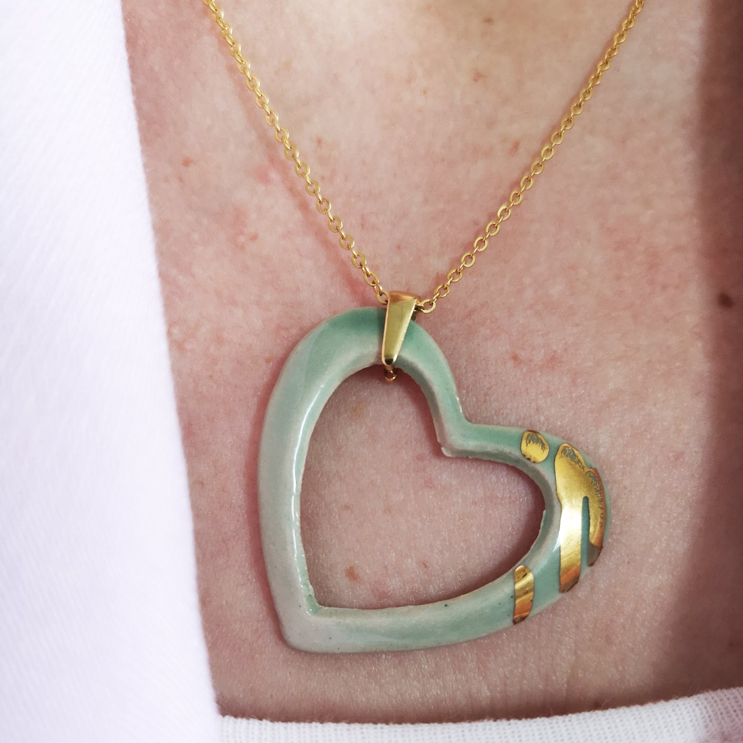 Collier Coeur vert or avec chaine moderne pour femme corinne ceramique aix en provence artisan sur un cou