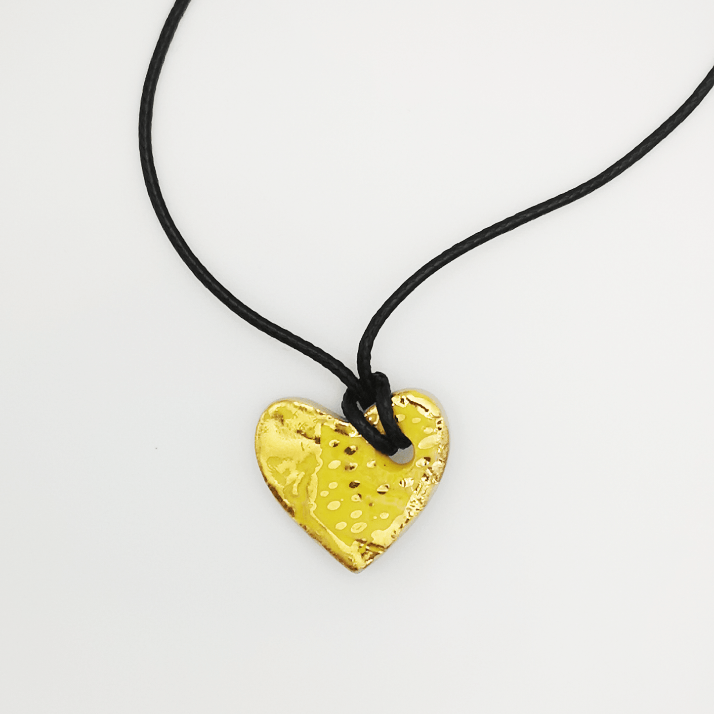 Collier jauen coeur cordon cuir unique fait main en Provence en France idée cadeau luxe pour femme