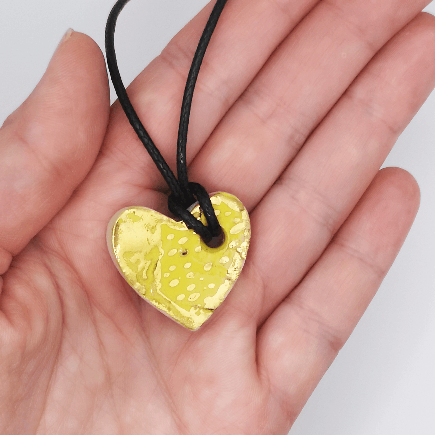 Collier cuir coeur jaune