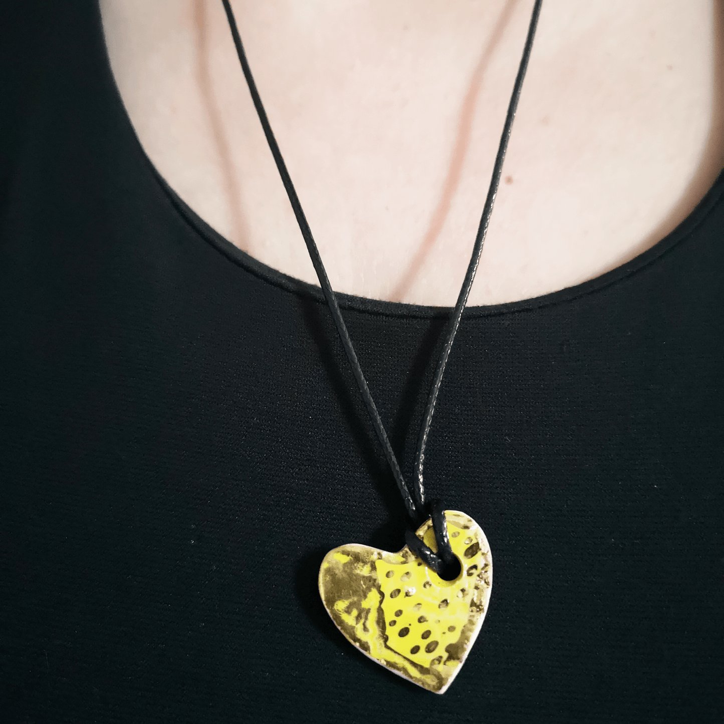 Collier cuir pour femme coeur jaune