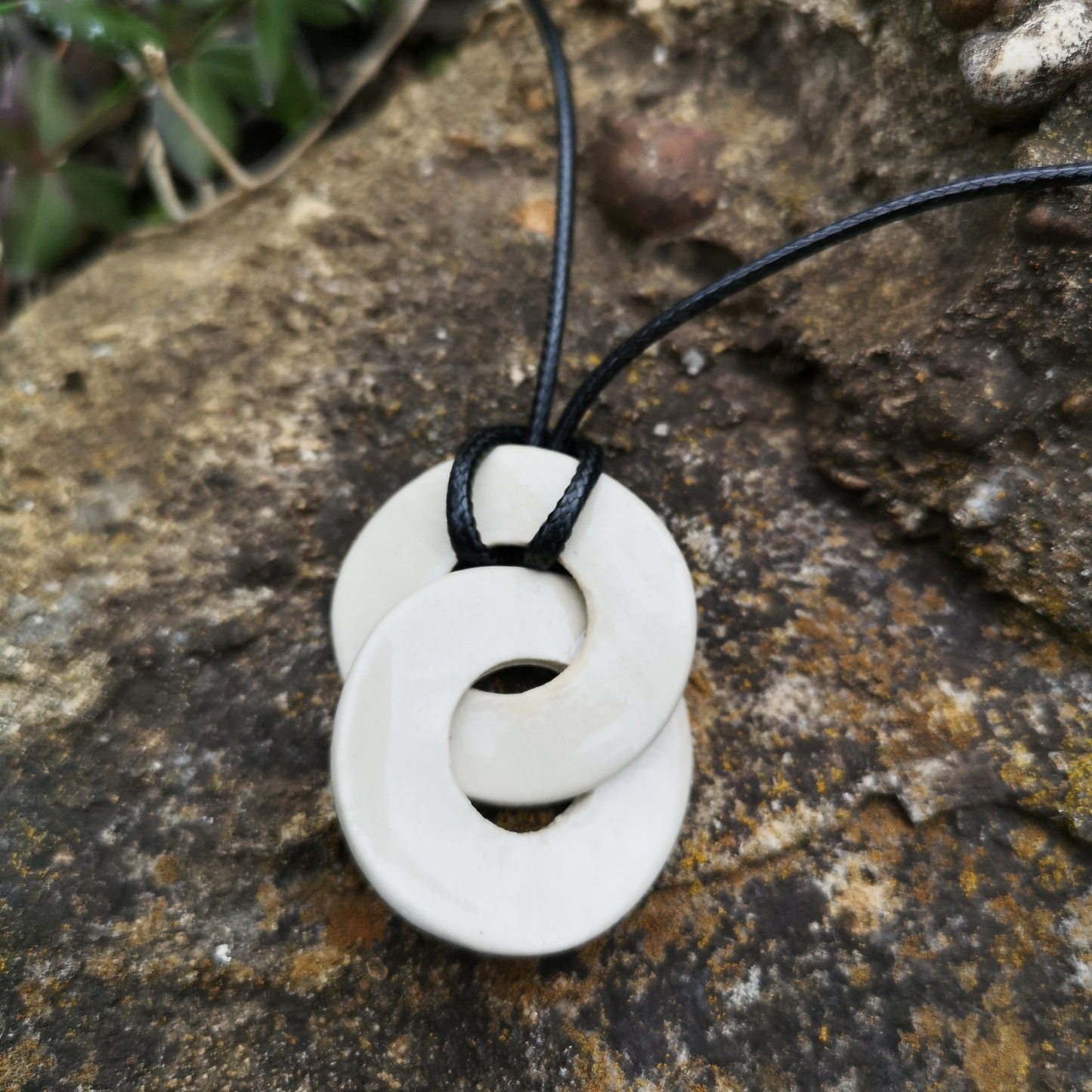 Collier lien cuir avec nœud coulissant et pendentif Loop Infini en argile blanche, fait main à Aix-en-Provence France