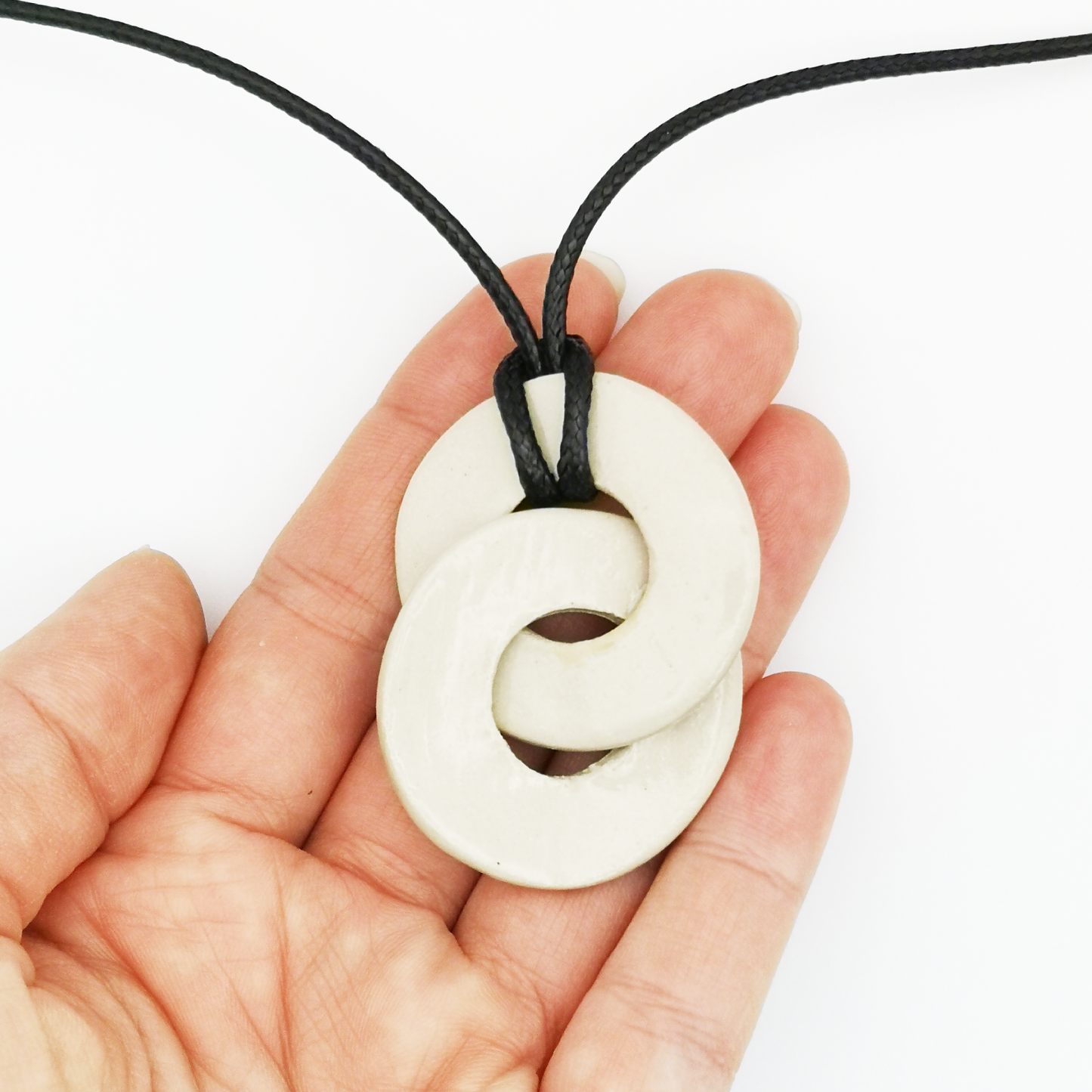 Bijou artisanal en cuir avec pendentif en argile blanche en forme d'infini, collier ajustable avec nœud coulissant