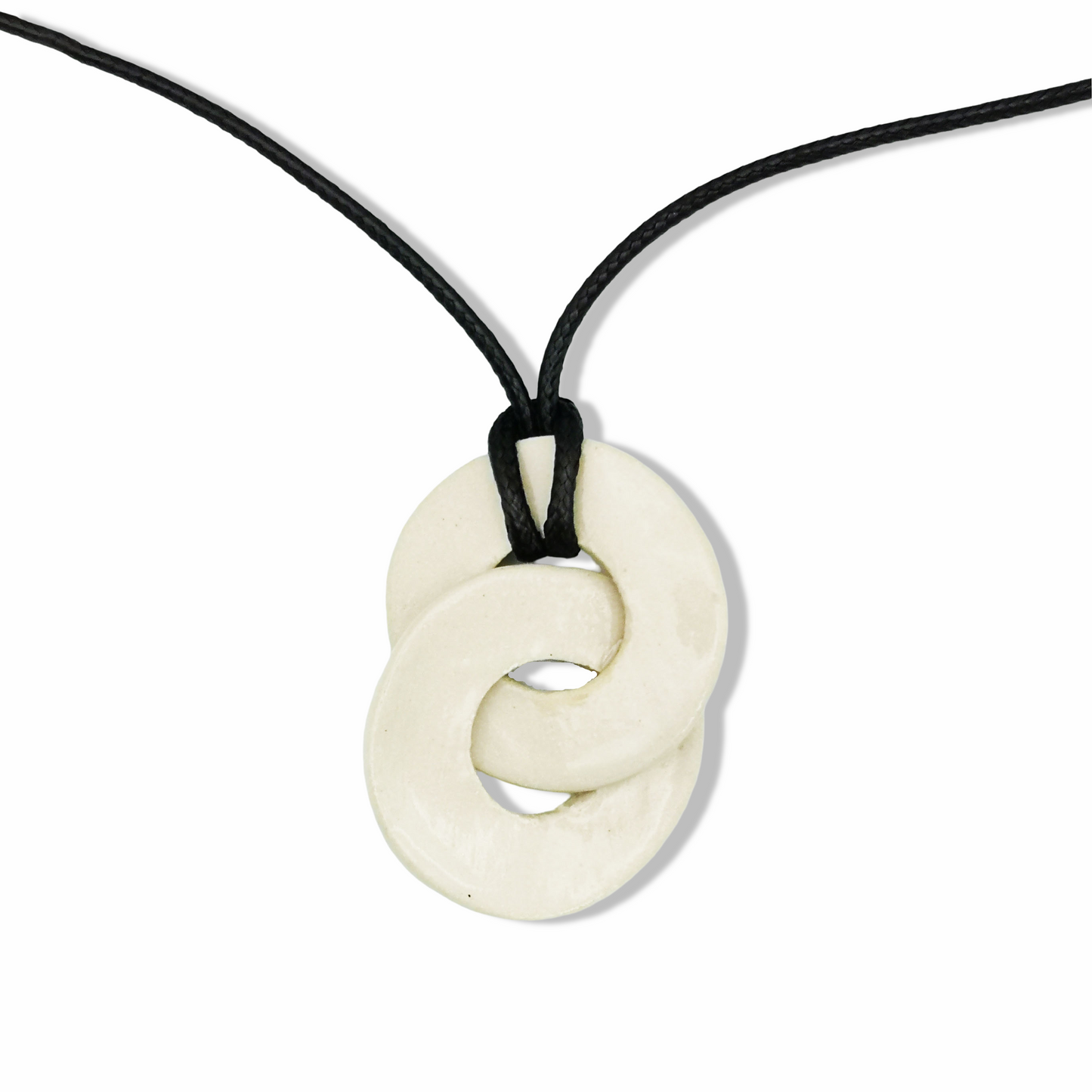 Collier lien cuir avec nœud coulissant et pendentif Loop Infini en argile blanche, fait main à Aix-en-Provence