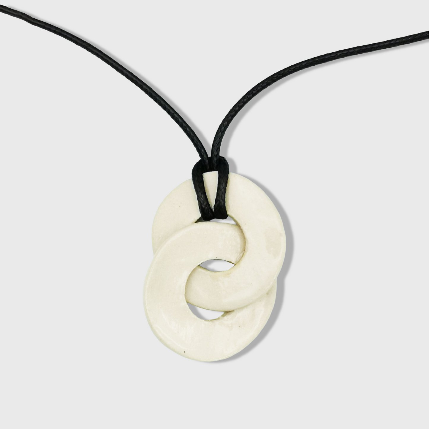 Collier artisanal avec lien en cuir ajustable et pendentif Loop Infini en argile blanche, fabriqué à la main en Provence