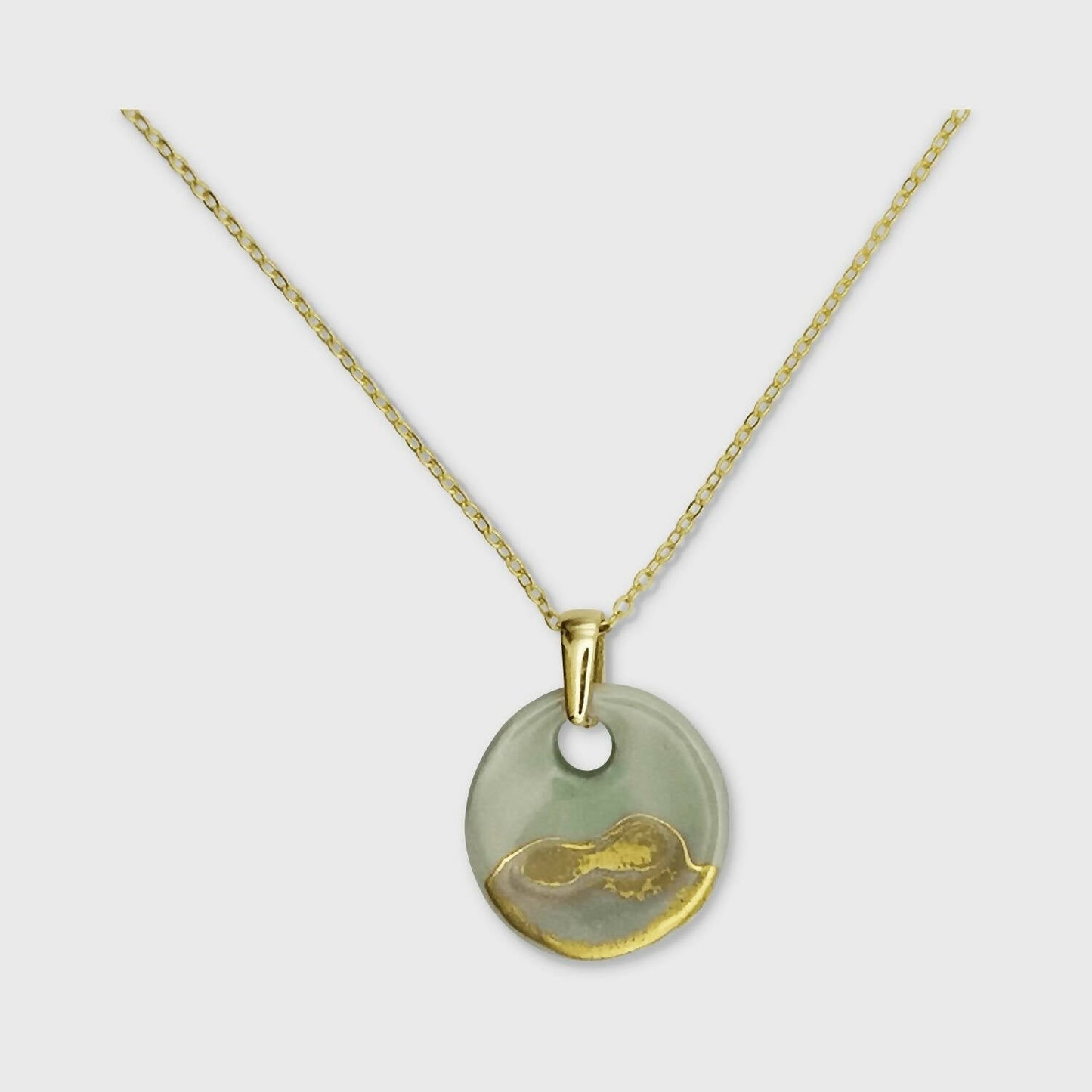 Collier medaille vert celadon or pour femme chaine or montagne artisan france pour femme