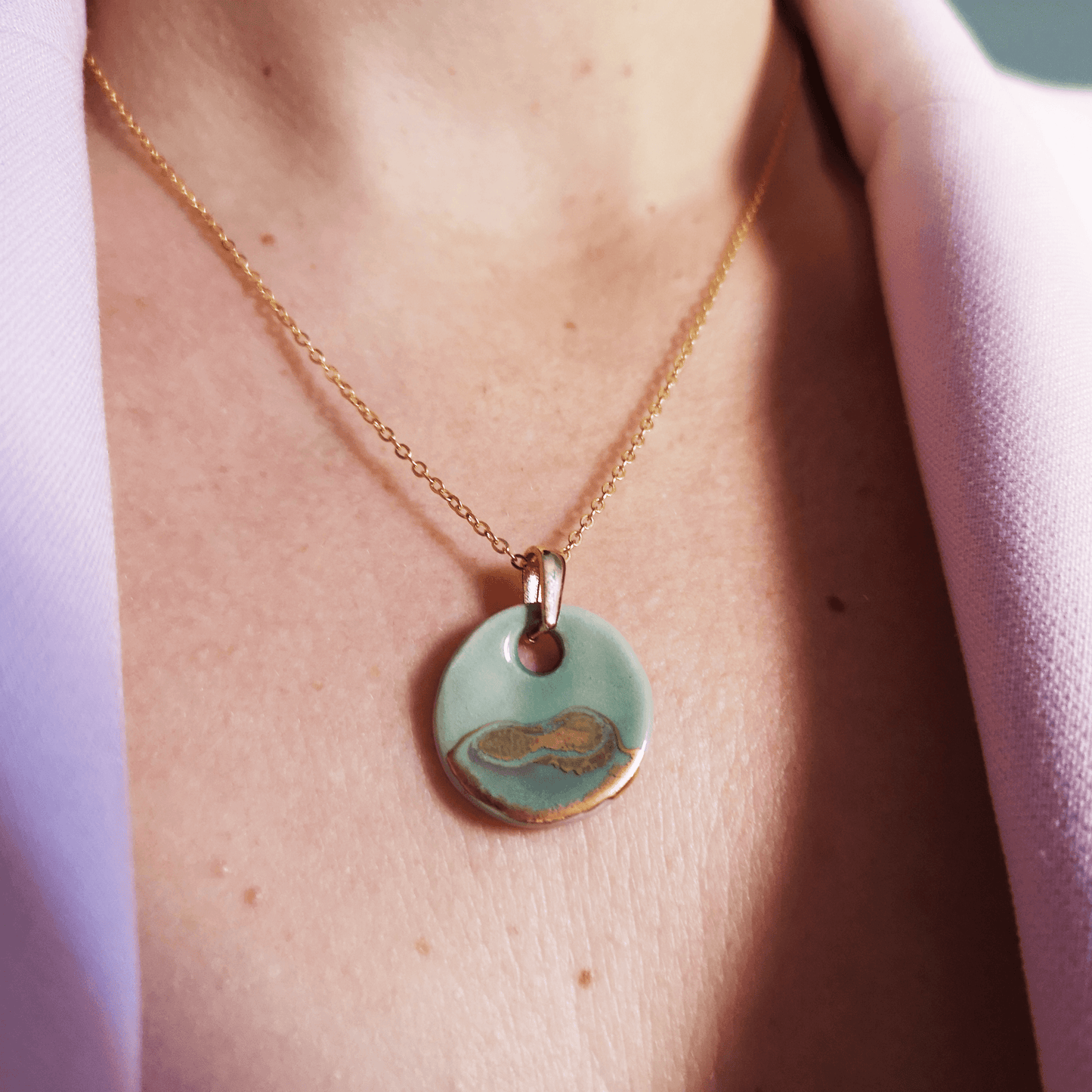 Collier vert d eau et or chaine medaillon porter Aix en Provence