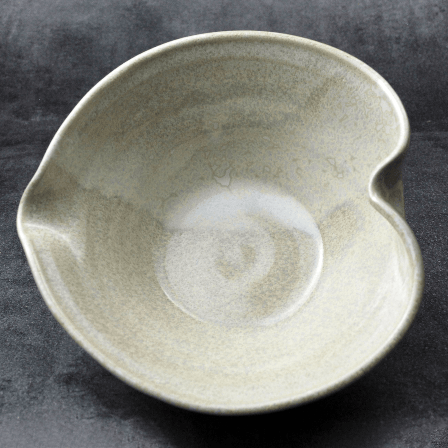 Bol en céramique blanc artisanal en forme de cœur, façonné à la main à Aix-en-Provence Corinne Ceramique Petit dejeuner