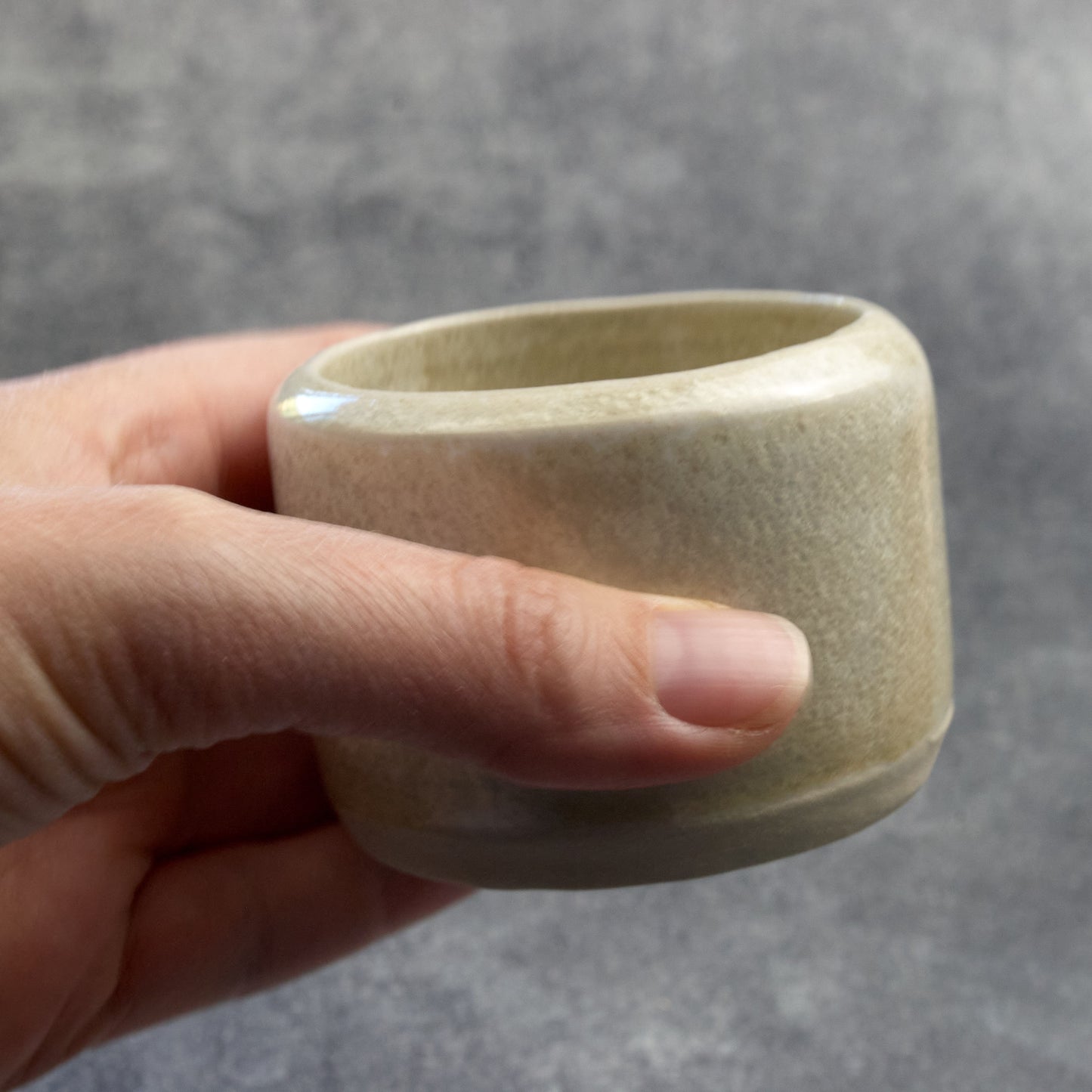 Des tasses à espresso en grès, vitrifiées à haute température, pour un design élégant et une durabilité exceptionnelle.