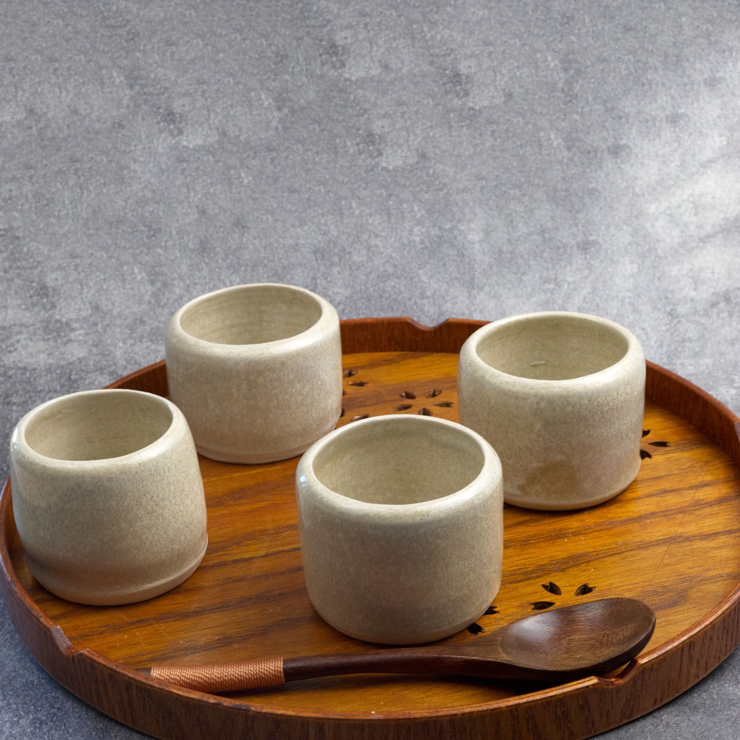 Des tasses à espresso en grès, vitrifiées à haute température, pour un design élégant et une durabilité exceptionnelle.