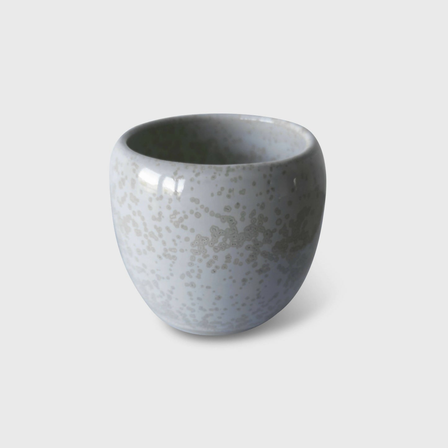 Tasse en grès blanc avec motifs nucléés création artisanale de Corinne Céramique