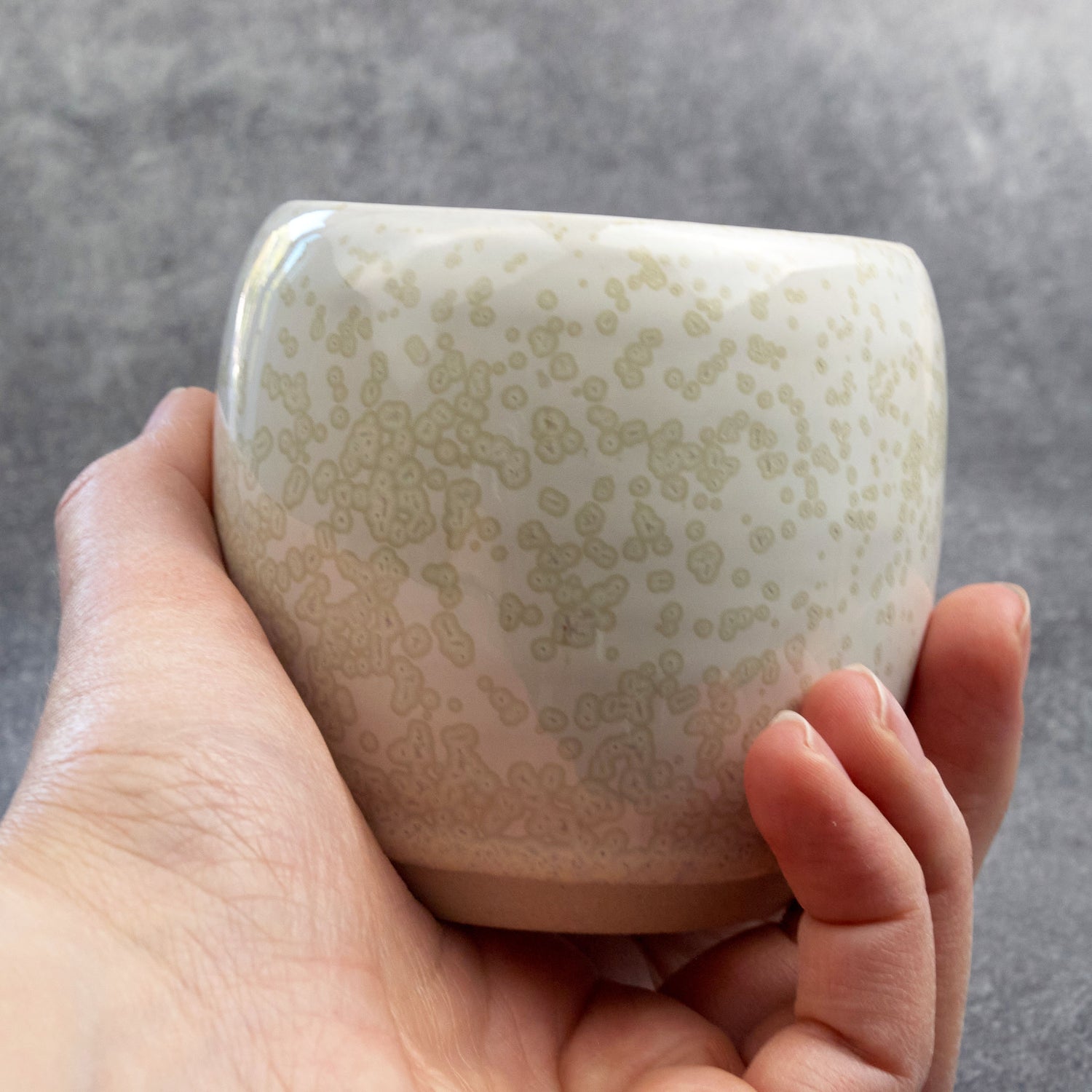 Tasse en grès blanc unique avec détails nucléés façonnée à la main par Corinne Céramique