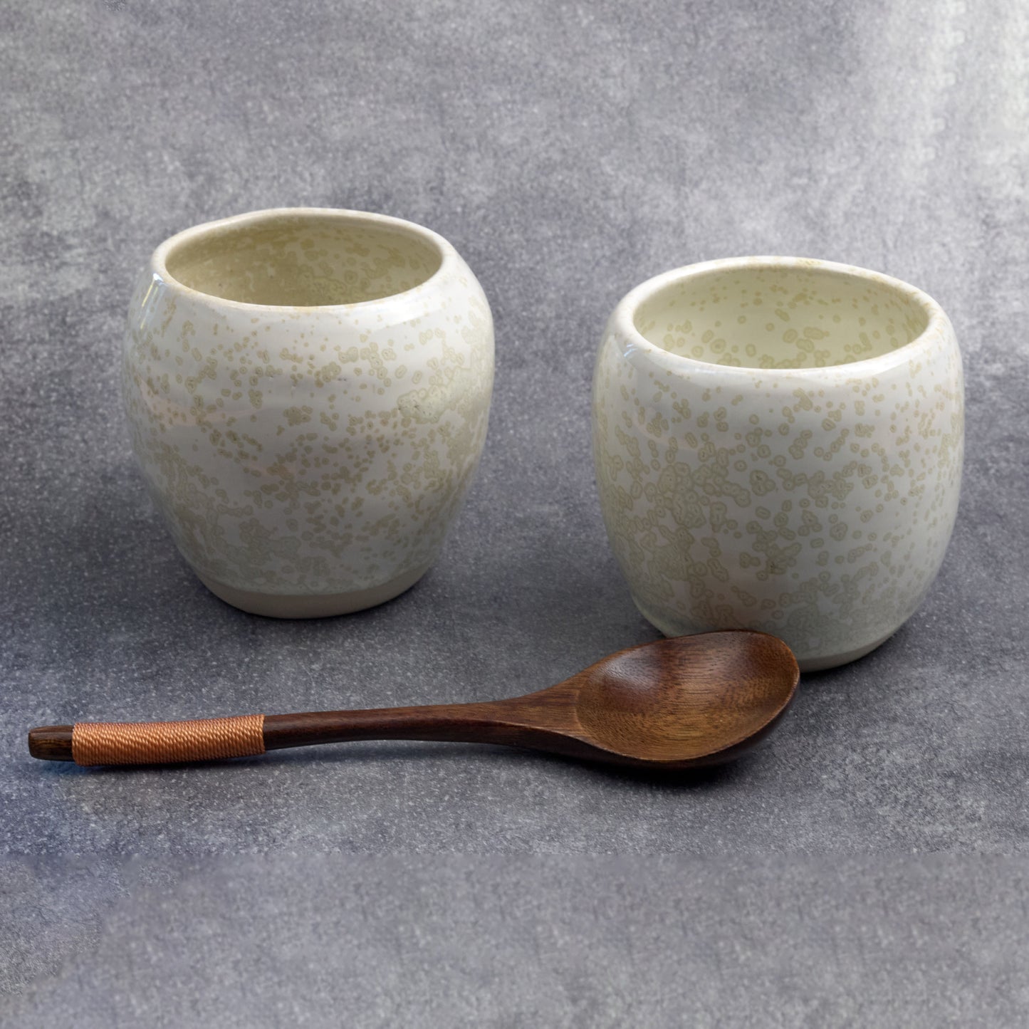 Artisanat exceptionnel tasse en grès blanc agrémentée de nucleations œuvre de Corinne Céramique