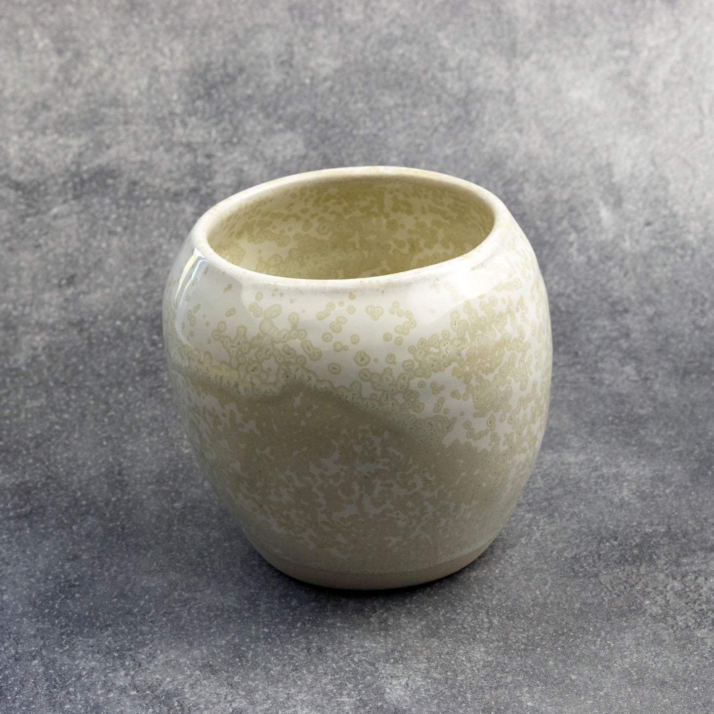 Tasse en grès blanc avec motifs nucléés création artisanale de Corinne Céramique