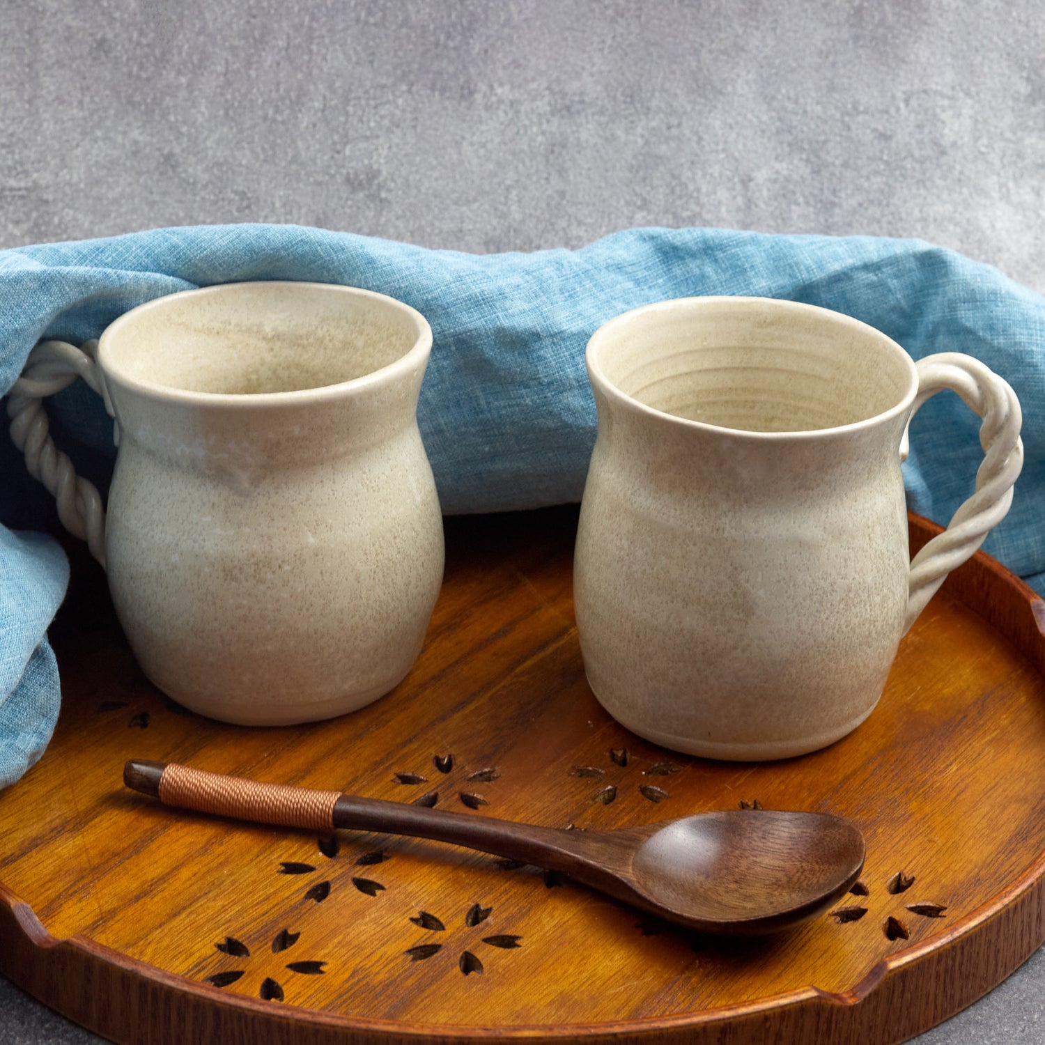 Mug en céramique artisanal à anse torsadée, blanc éclatant