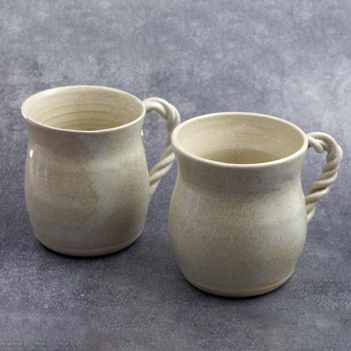 Tasse blanche élégante avec anse torsadée pour un usage quotidien