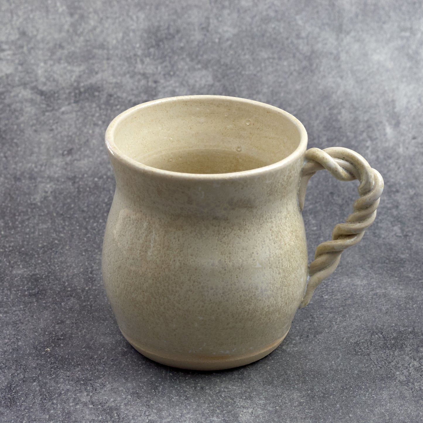 Mug en céramique artisanal à anse torsadée blanc éclatant