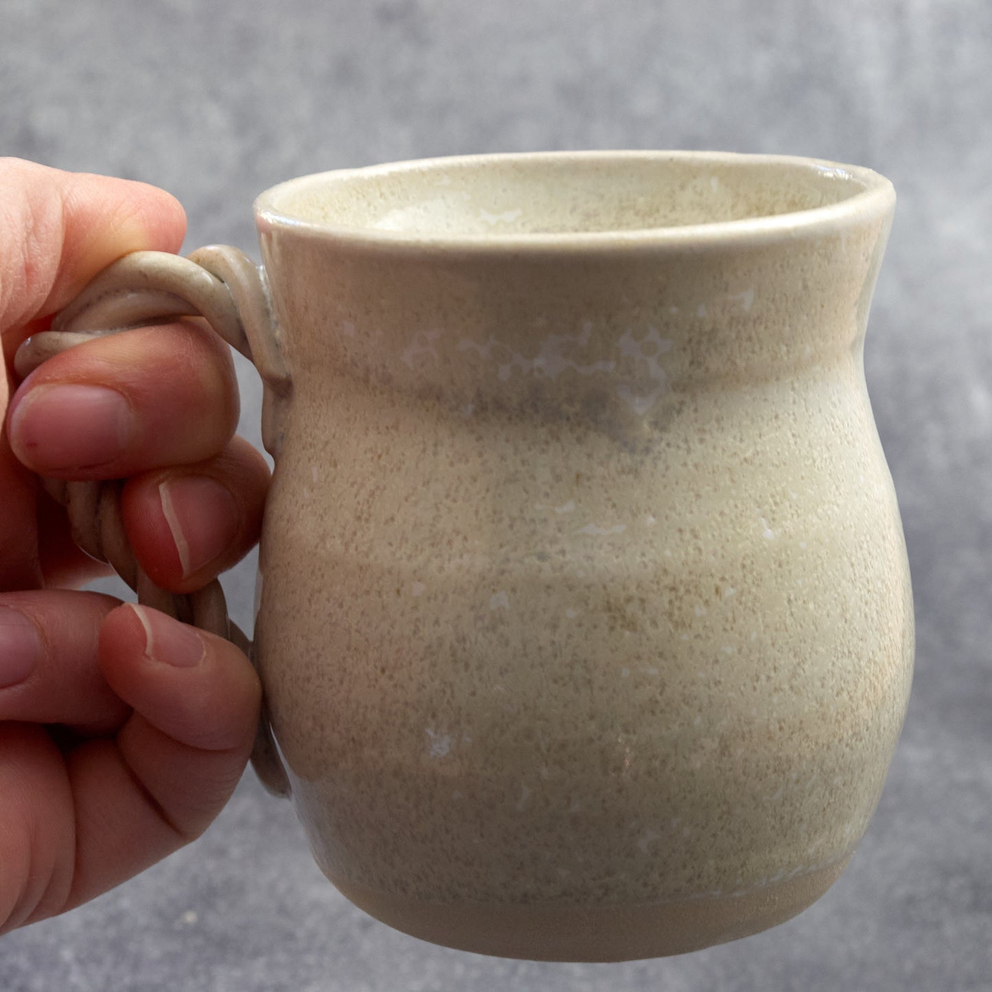 Mug en céramique artisanal à anse torsadée, blanc éclatant