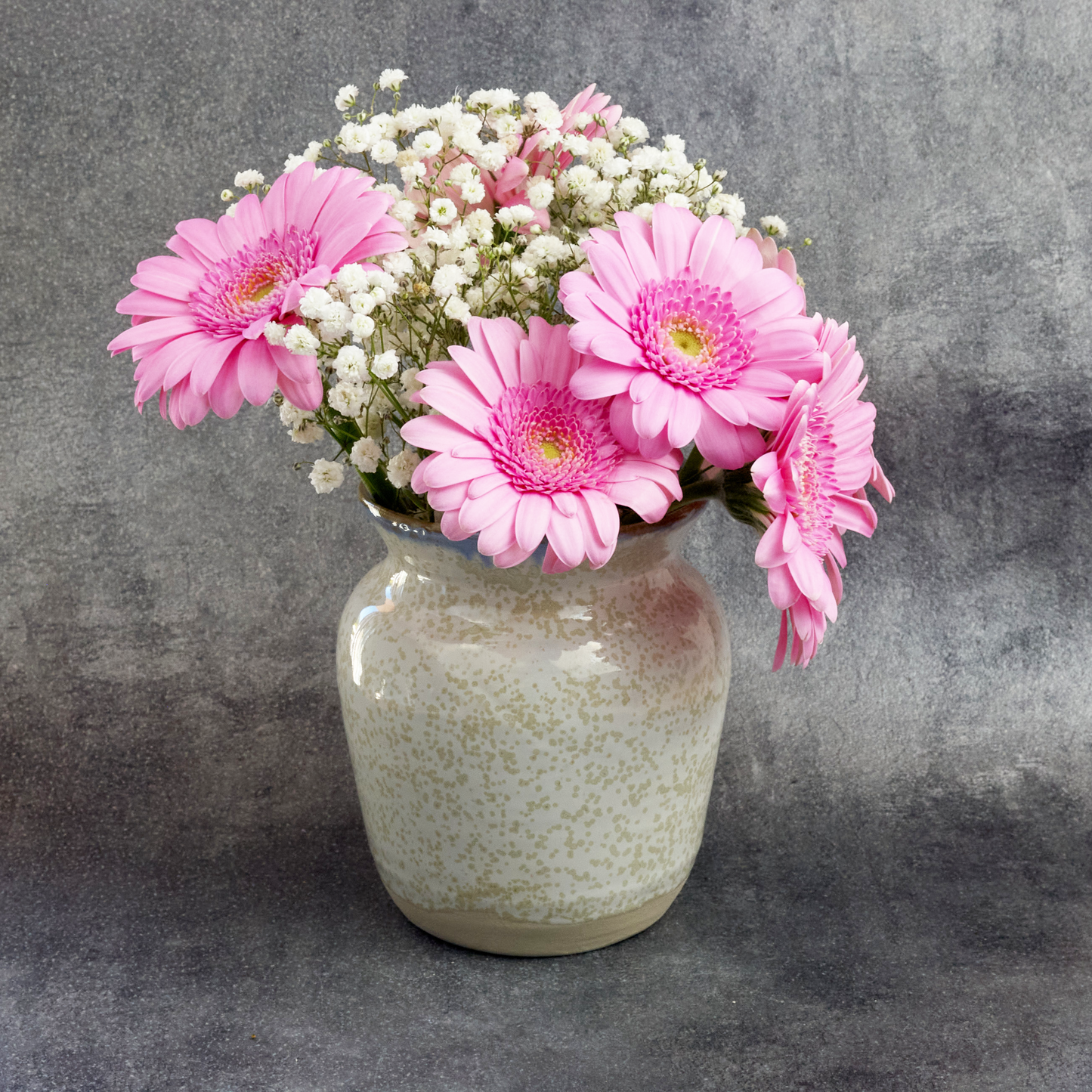 Vase bleu et blanc tour potier ceramique aix en provence gres cadeau avec fleur