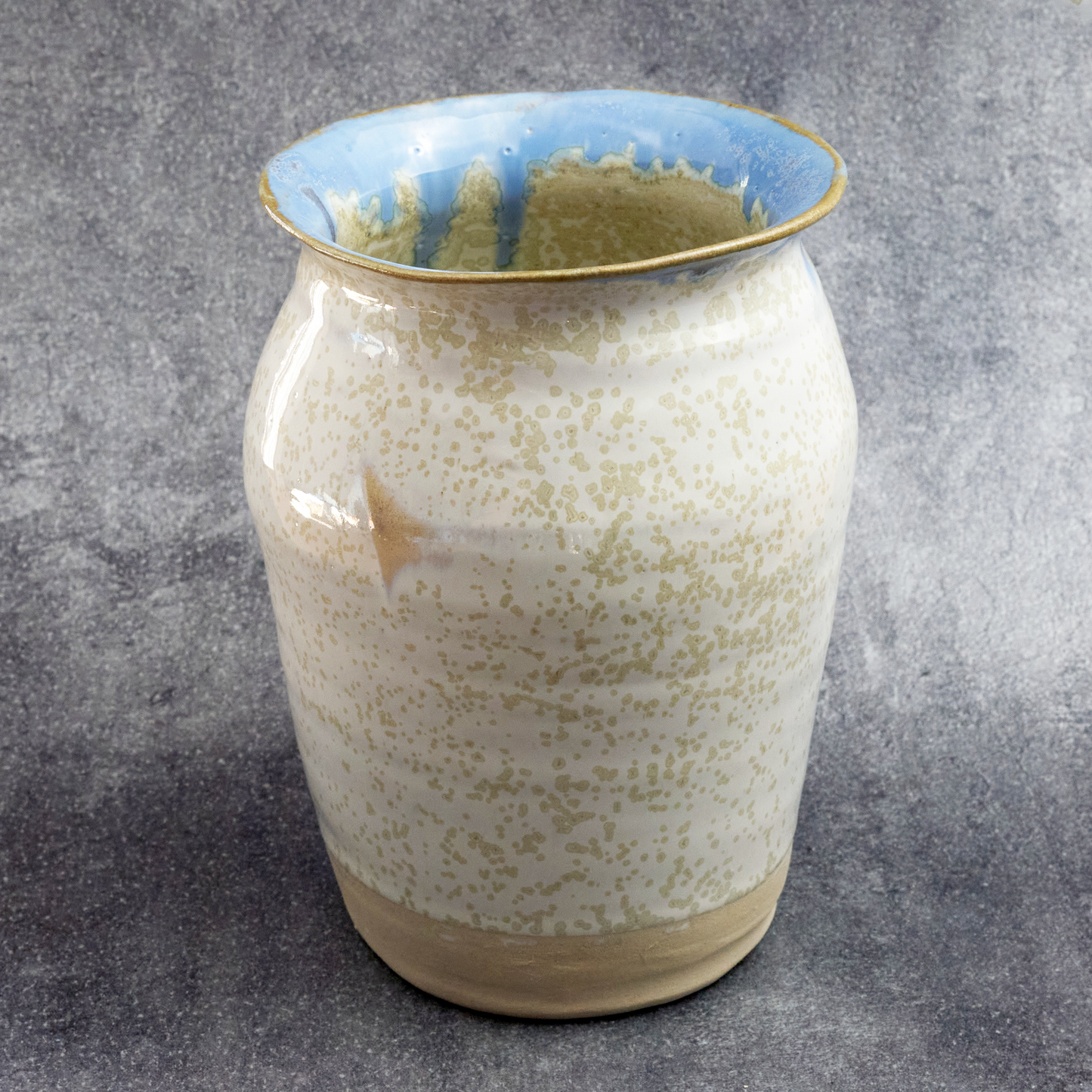 Vase blanc et bleu lavande pour fleur tour des potiers