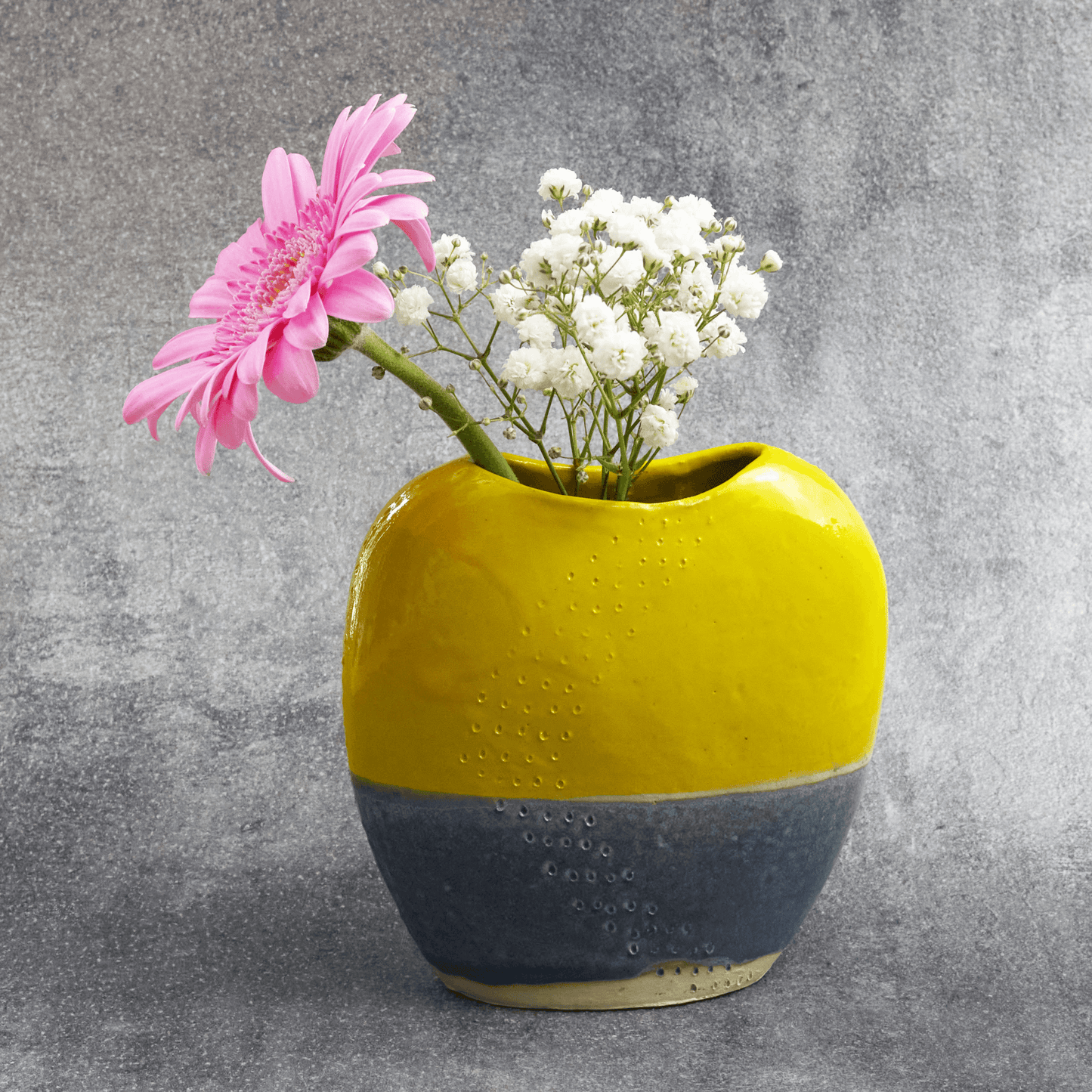 Photo du vase Galet Jaune et Bleu Cadeau Aix en Provence Cloé en situation avec des fleurs fraîches illustrant son utilisation dans la décoration