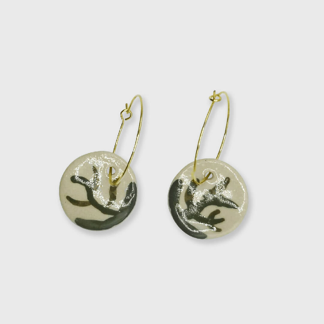 Boucles d'oreilles vertes et blanches artisanales en céramique avec dorure en or fin 24K, inspirées par la nature et conçues en Provence.