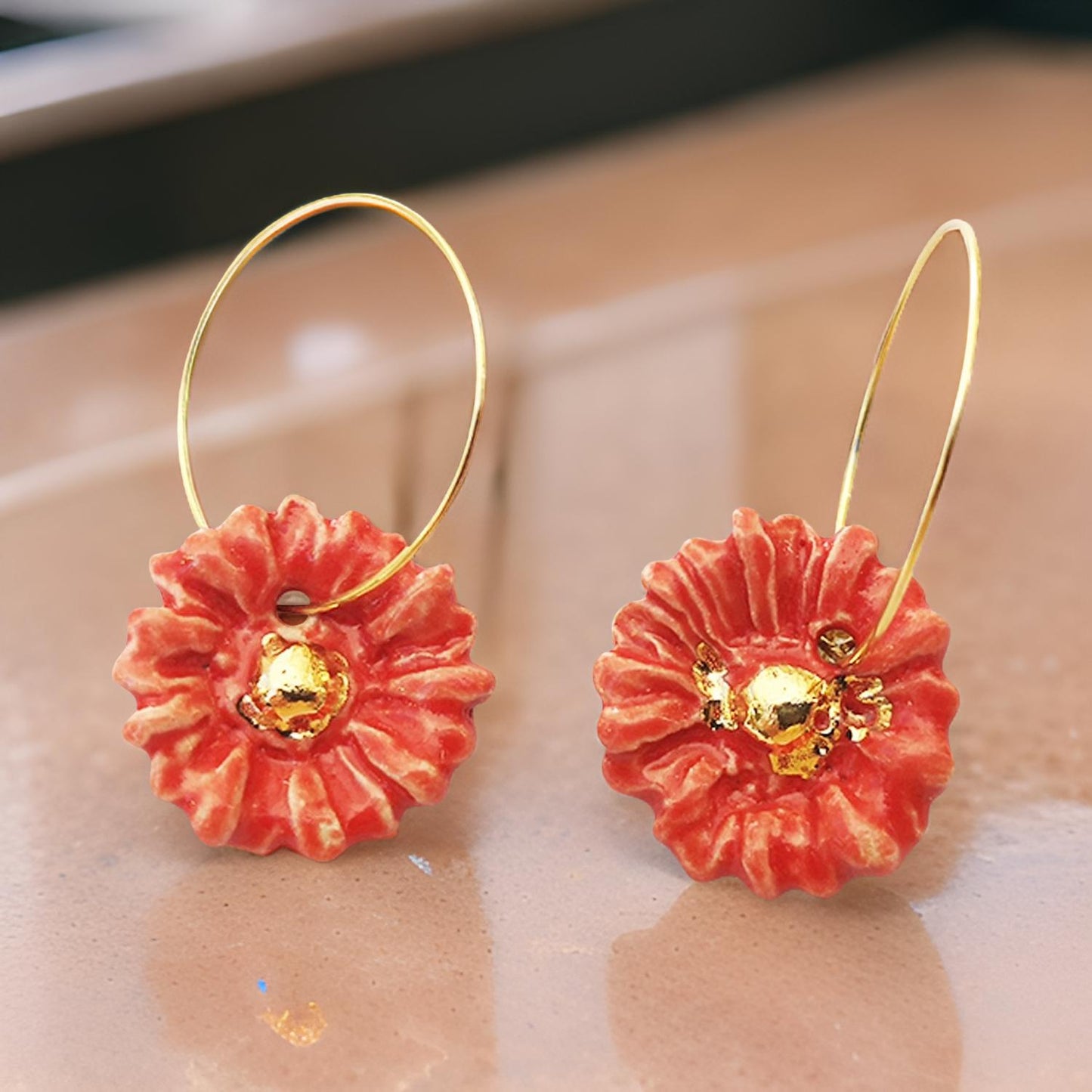 Image élégante des boucles d'oreilles fleur marguerite rouge et or, idée cadeau de luxe pour femm