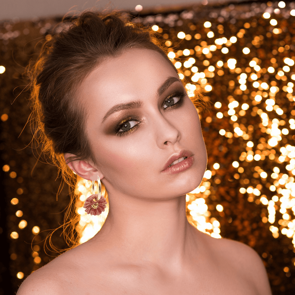 Femme-avec-boucles-d-oreilles-marguerite-rouge-gold-filled-fleur