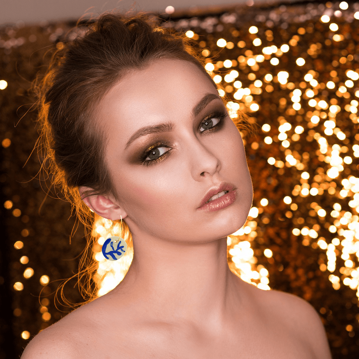 Créoles bleues et blanches élégantes et légères, avec pendentif en céramique émaillé, parfaites pour un look naturel chic et moderne.