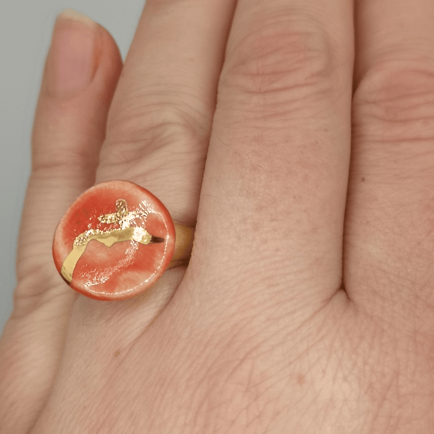 Bague rouge corail montagne sainte victoire Corinne Ceramique Aix en Provence