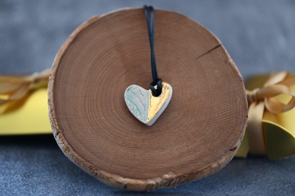 Collier vert or coeur ado cuir