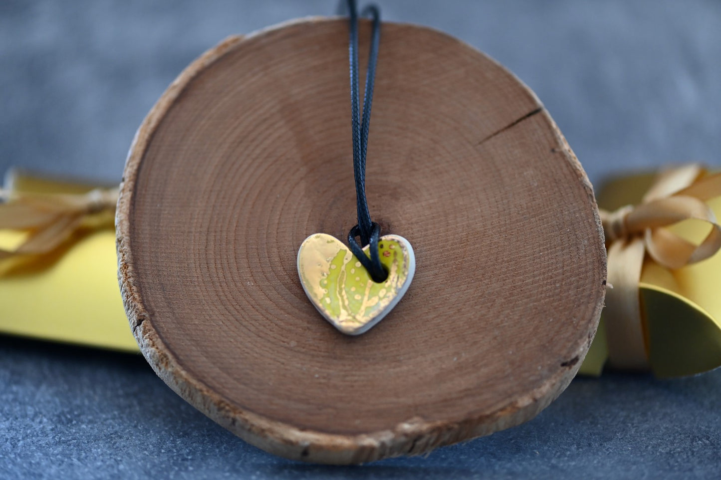 Collier cordon en cuir coeur jaune femme fait main à Aix en Provence
