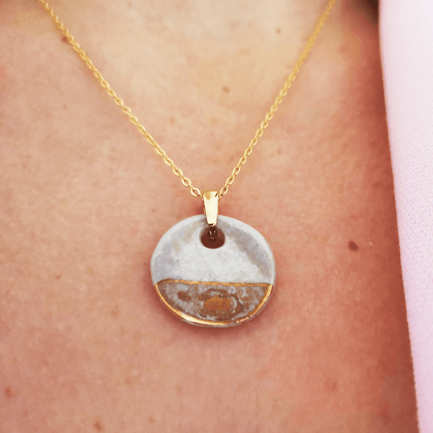 Collier médaillon artisanal blanc efftet nacre et or, bijou léger et raffiné signé Corinne Céramique