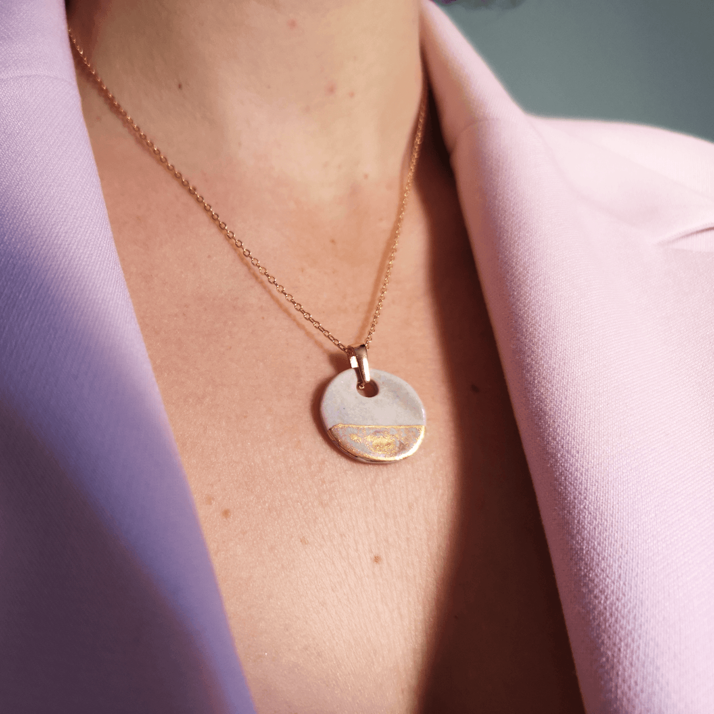 Pendentif céramique blanc nacré et doré sur chaîne en laiton 24K, fait main en Provence