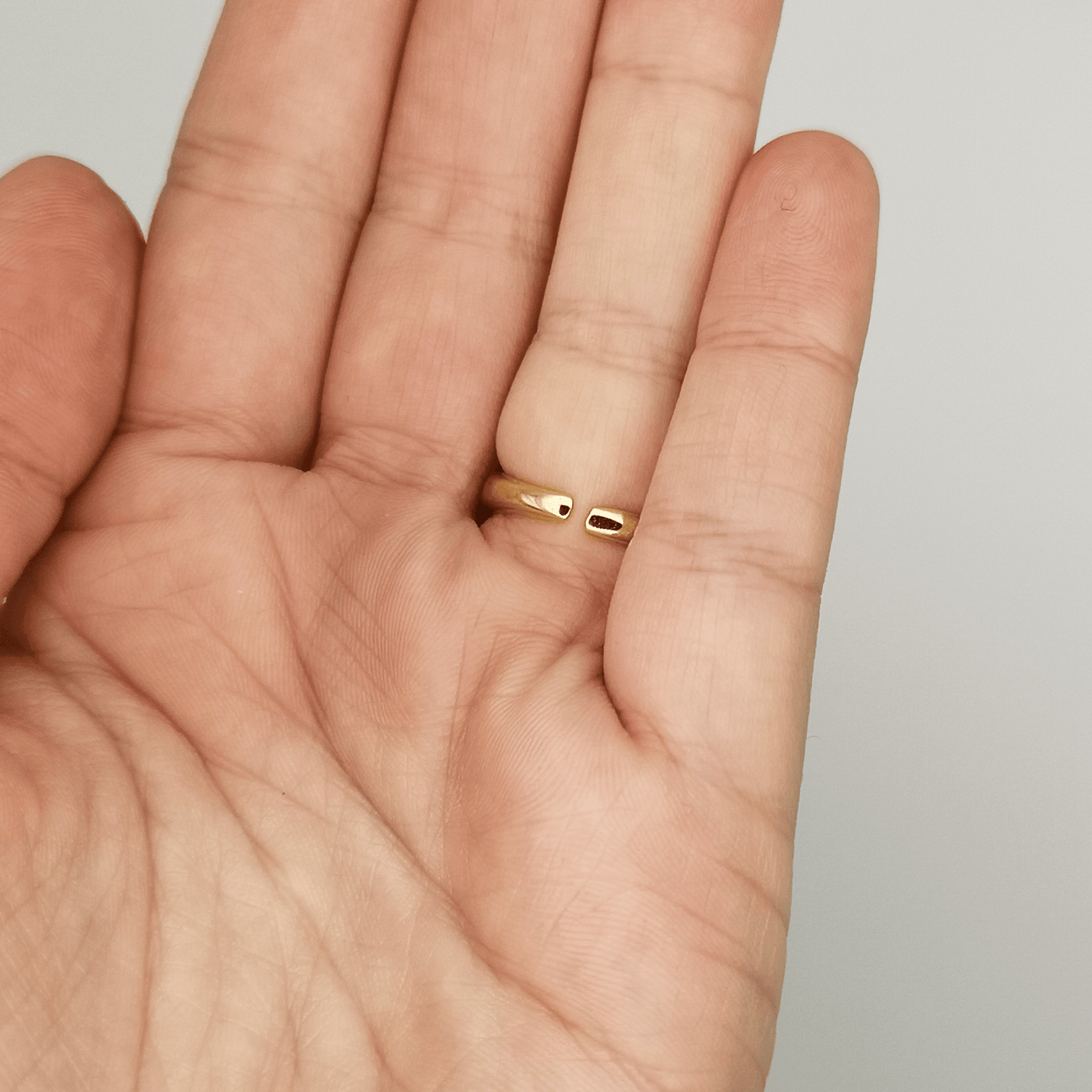 Bague blanche ceramique et or artisan Aix en Provence ajustable