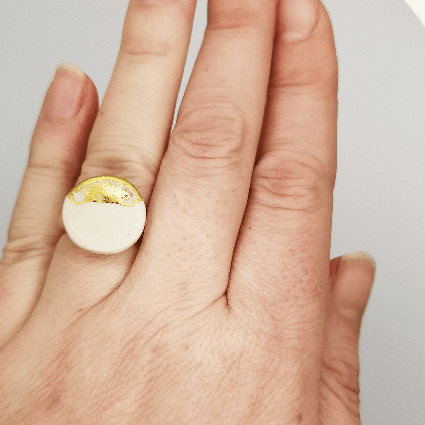 Bague blanche ceramique et or artisan Aix en Provence