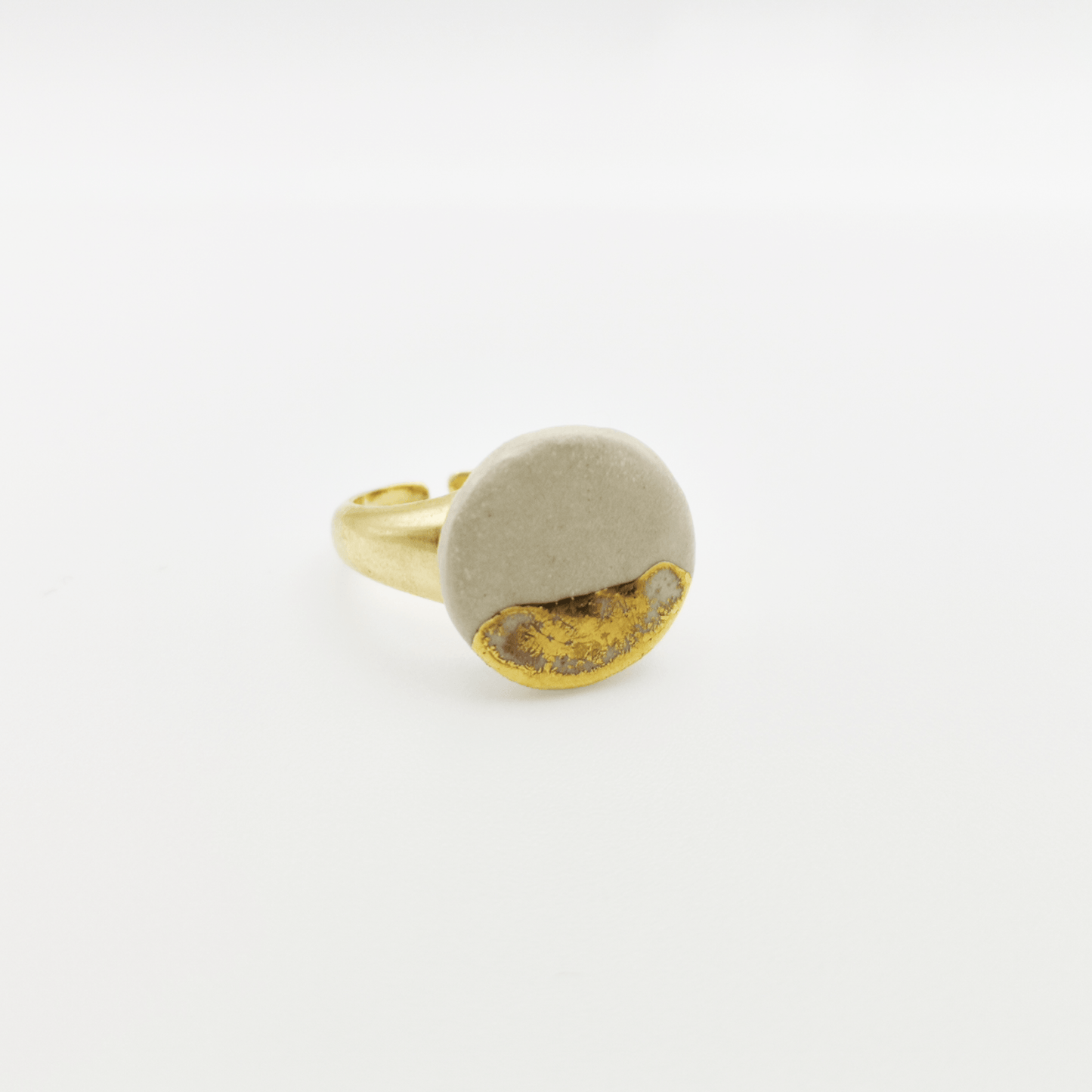 Bague blanche ceramique et or artisan Aix en Provence