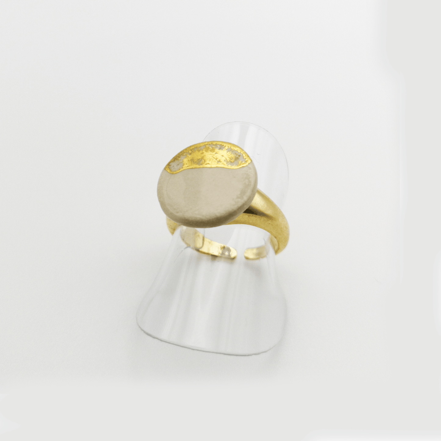 Bague blanche ceramique et or artisan Aix en Provence