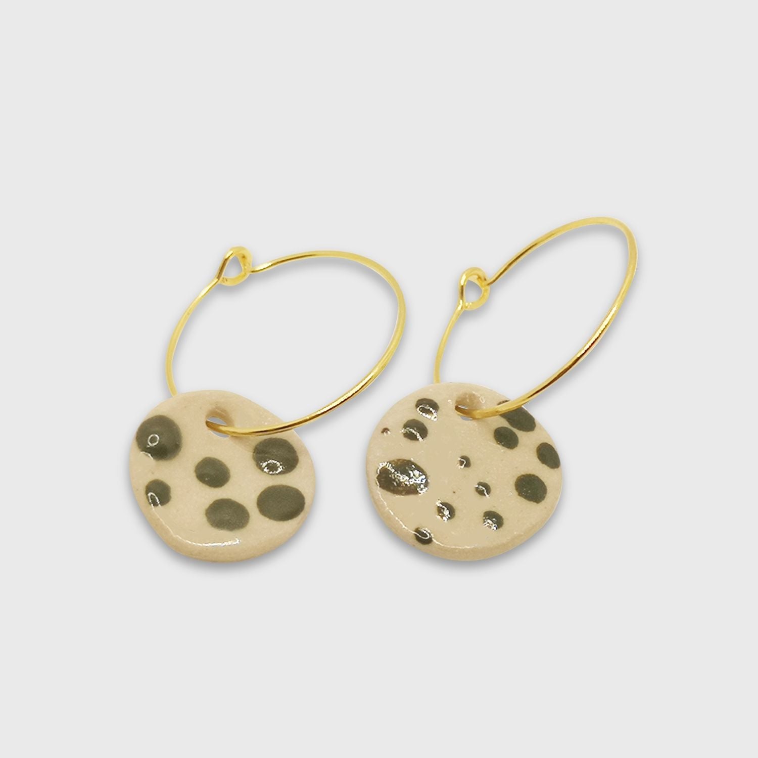 Boucles d'oreilles a pois blanche et vert olive créoles femme