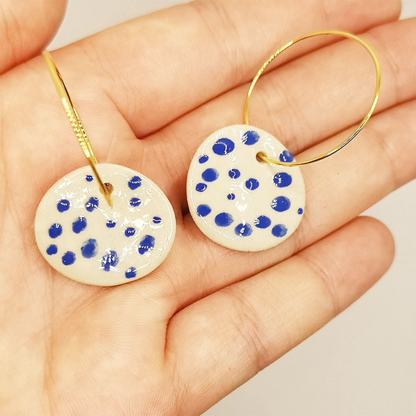 Boucles bleues Klein et blanches a pois pendante