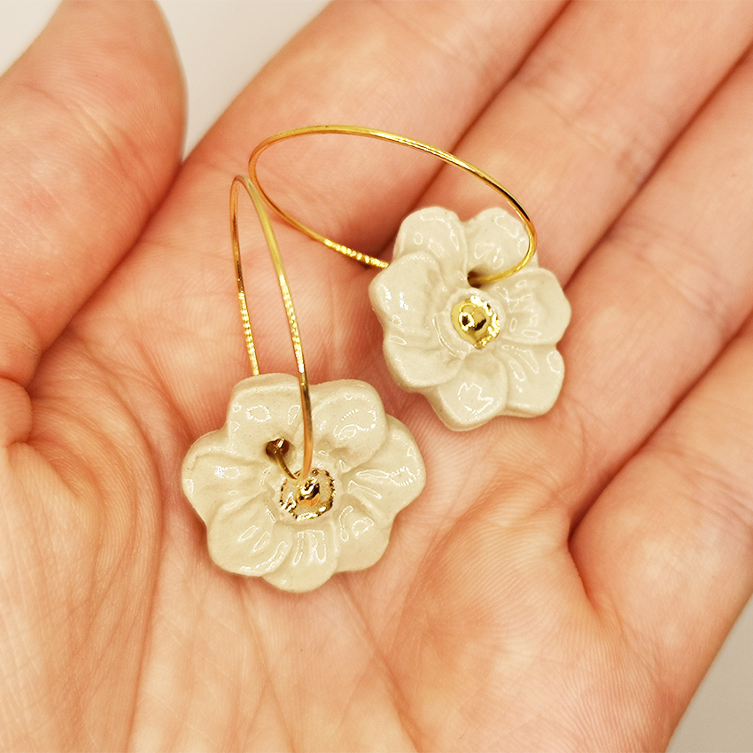 Boucles d'oreilles fleurs blanches chic et élégant anémones des bois