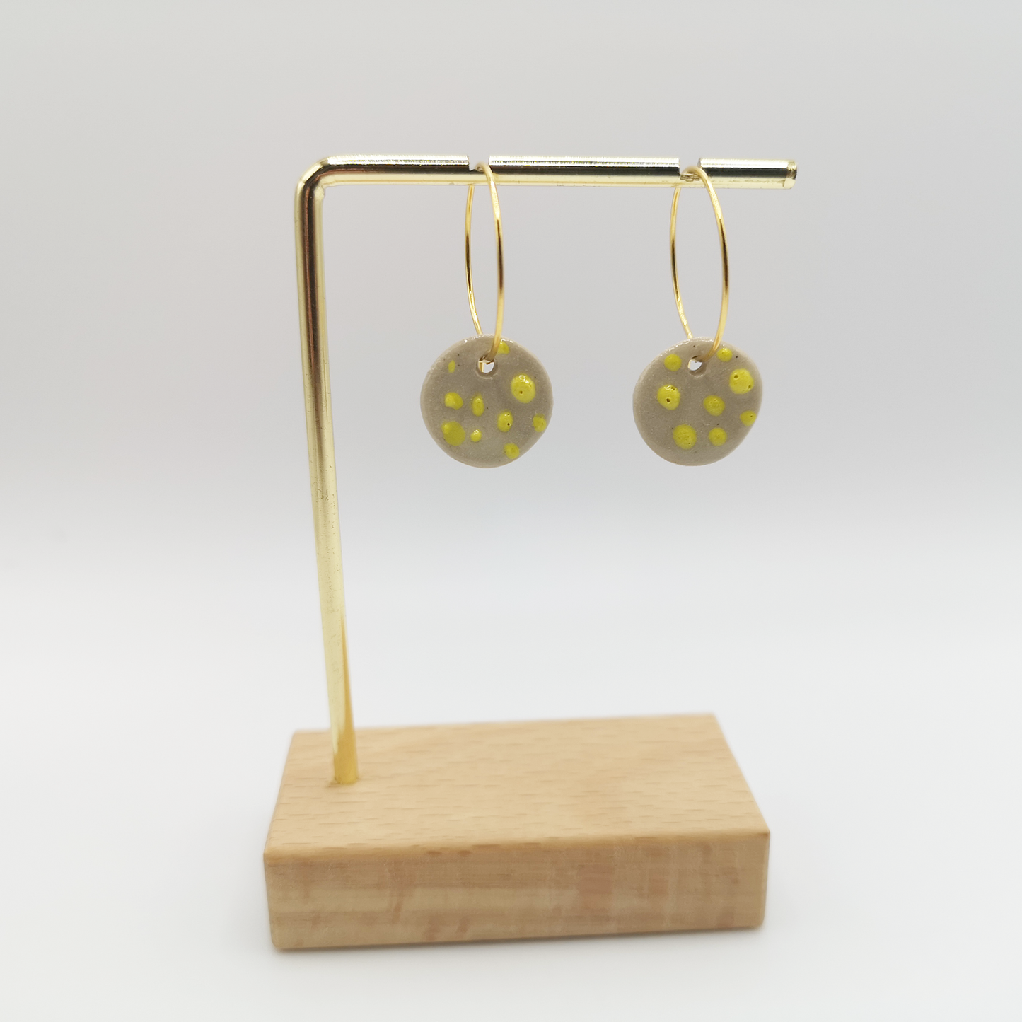 Boucles d'oreilles blanche et jaune unique fait main pendante