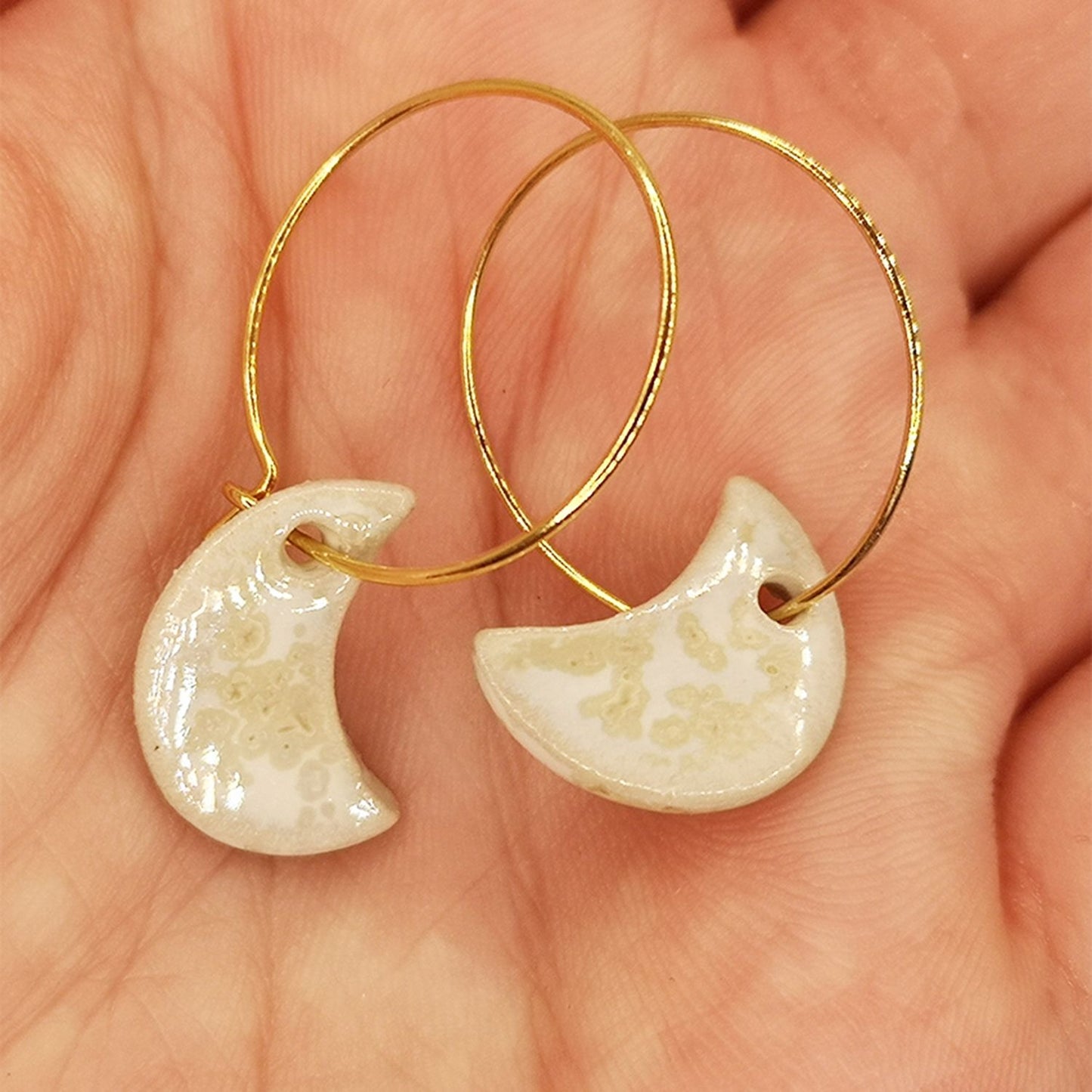 Bijoux artisanaux légers en céramique avec dorure en or fin 24K, design féminin inspiré de la lune.