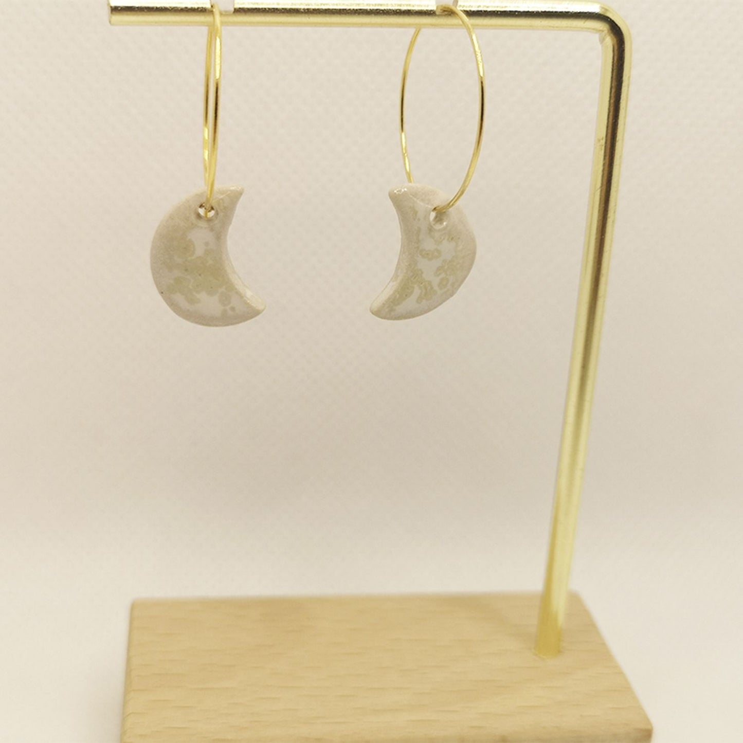 Boucles d'oreilles en grès émaillé, fabriquées à la main avec pendentif croissant lune, parfaites pour un look élégant et moderne.