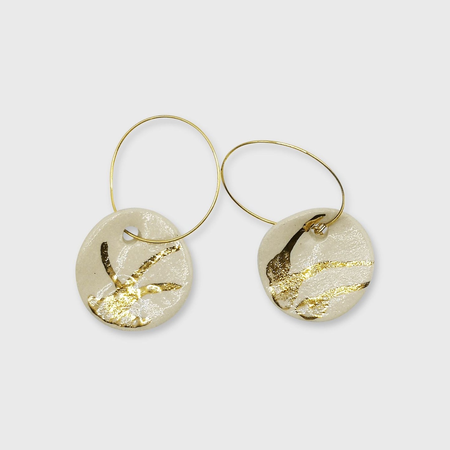 Grosse boucles d'oreilles blanches argile et or fait main