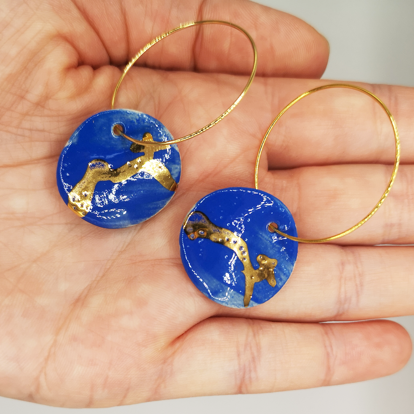 Boucles d'oreilles bleu Klein Ultramarine pendante Provence Montagnes Sainte Victoire dans une main
